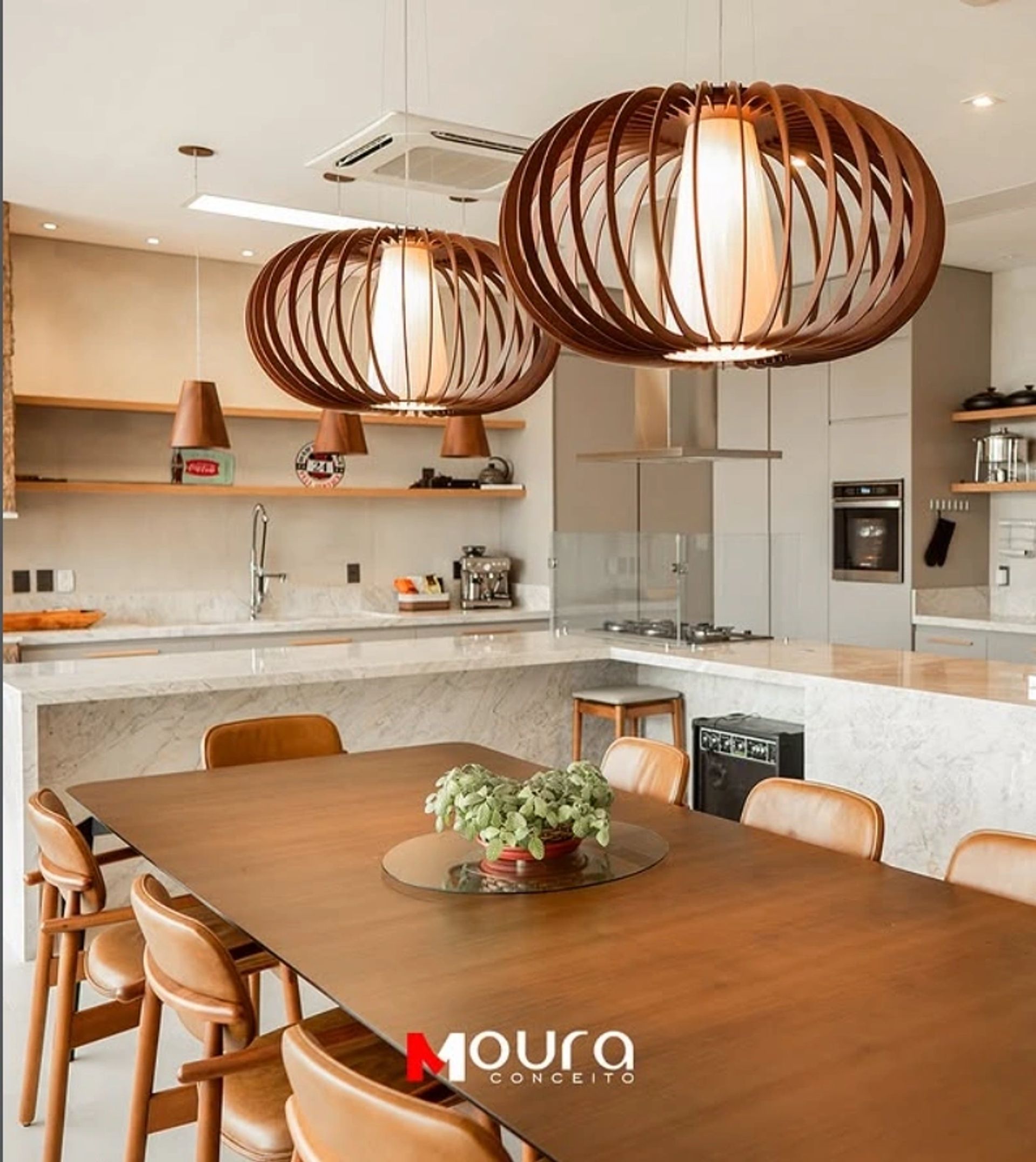 Cozinha em L integrada à mesa de jantar de madeira e pendentes